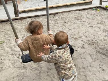 Foto af børn der gynger hinanden på Mælkevejens legeplads